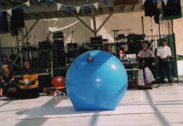 Blue Balloon.jpg (363591 bytes)